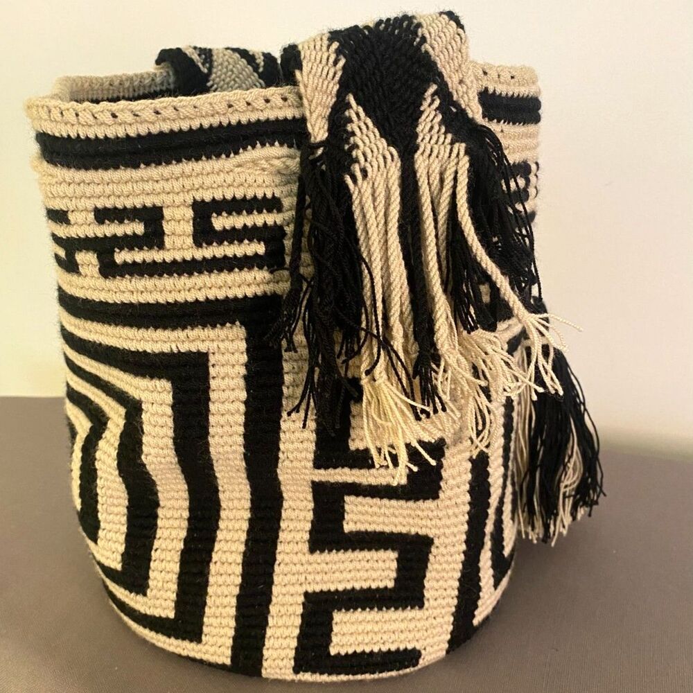 Colombian Wayuu Mochila Bucket Bag Handwoven Black Cream Geometric Shoulder - Picture 5 of 10